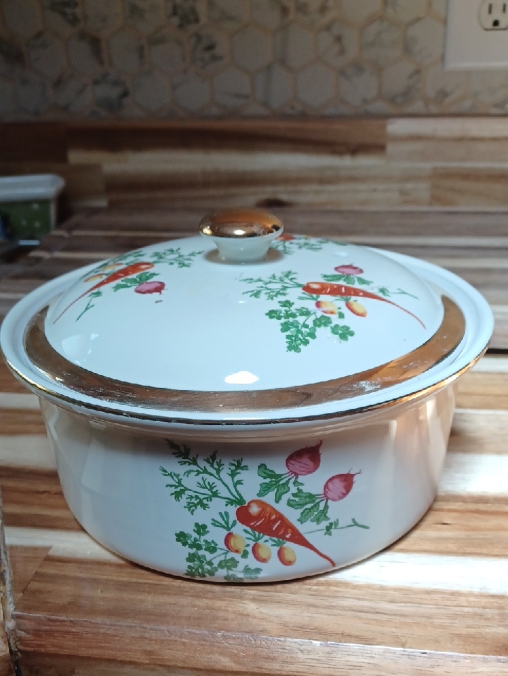 halls 40,s vintage vegtable harvest  casserole  dish & lid  2 quart